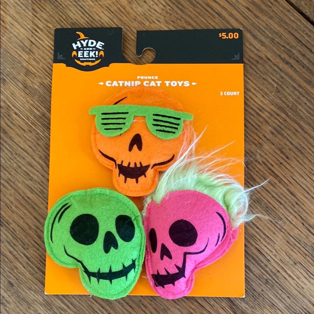 Halloween skulls pounce catnip toys